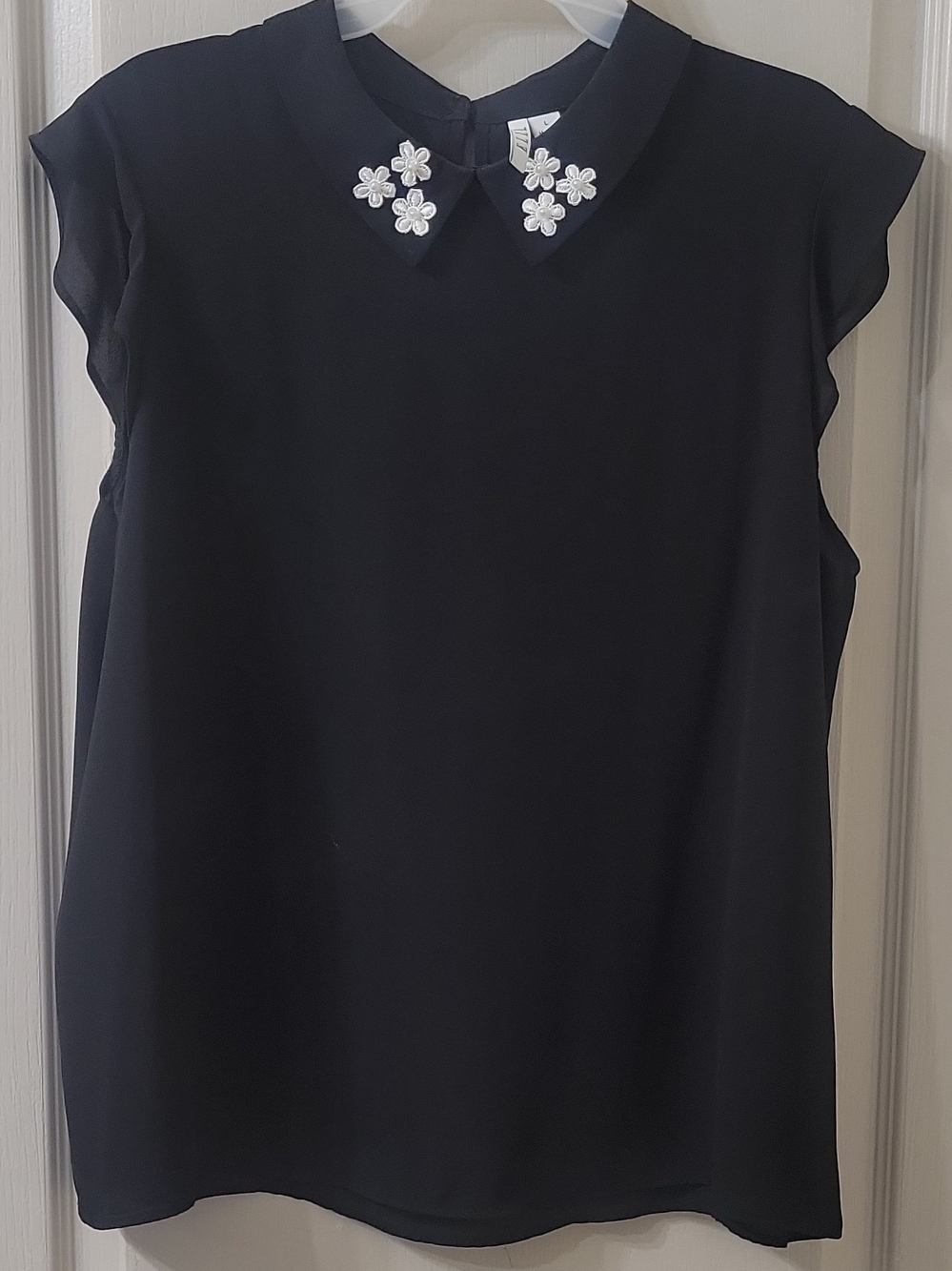 Elle Black Sleeveless Blouse with White Floral Collar